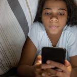 Kapan waktu yang tepat memberikan ponsel pertama pada anak?