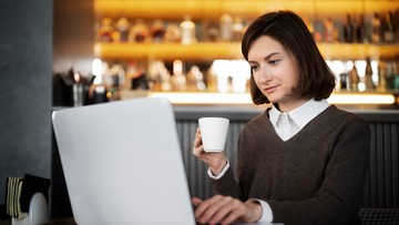 work-from-cafe-jadi-cara-kekinian-untuk-lebih-produktif?-ternyata-ini-jawabannya