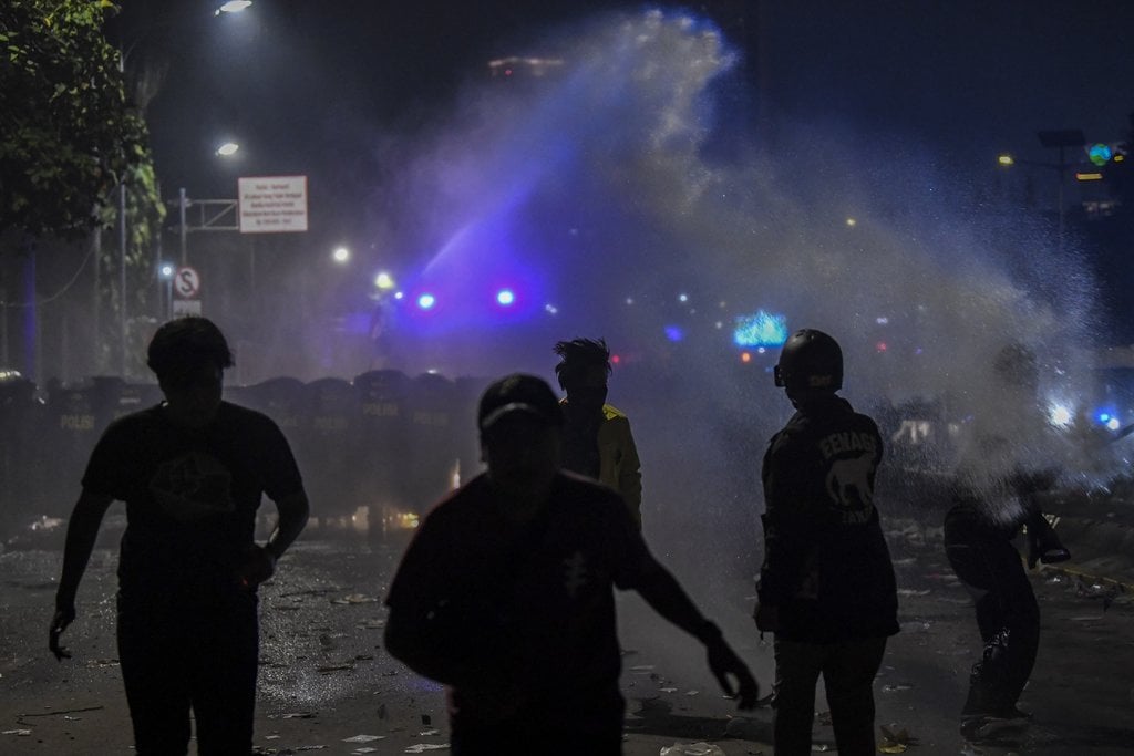 polisi-usir-massa-aksi-di-dpr-dengan-menembakkan-gas-air-mata