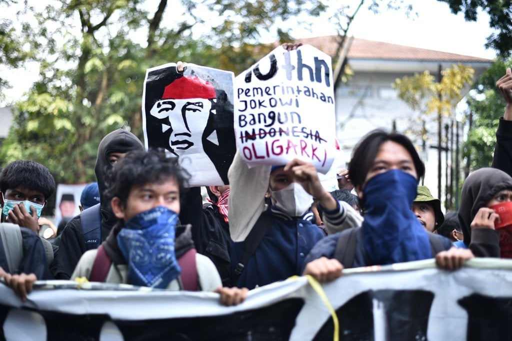 aksi-tolak-revisi-uu-pilkada-di-bandung-ricuh,-korban-berjatuhan