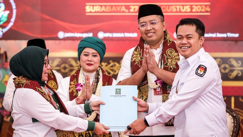 cak-imin-antarkan-luluk-lukmanul-daftar-pilkada-jawa-timur