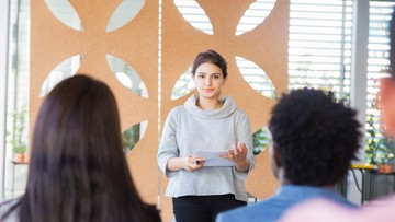 3-kalimat-ini-nggak-boleh-kamu-ucapkan-saat-berbicara-di-depan-publik,-apa-saja?