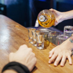 10 Ciri-ciri Kecanduan Alkohol dan Penyebabnya bagi Kesehatan