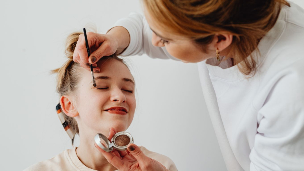 jangan-salah!-inilah-urutan-make-up-yang-benar-agar-tahan-lama-dan-tidak-mudah-pudar