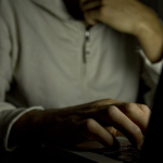 Pornografi ‘deepfake’: mengapa membuatnya—bukan hanya menyebarkannya—merupakan kejahatan