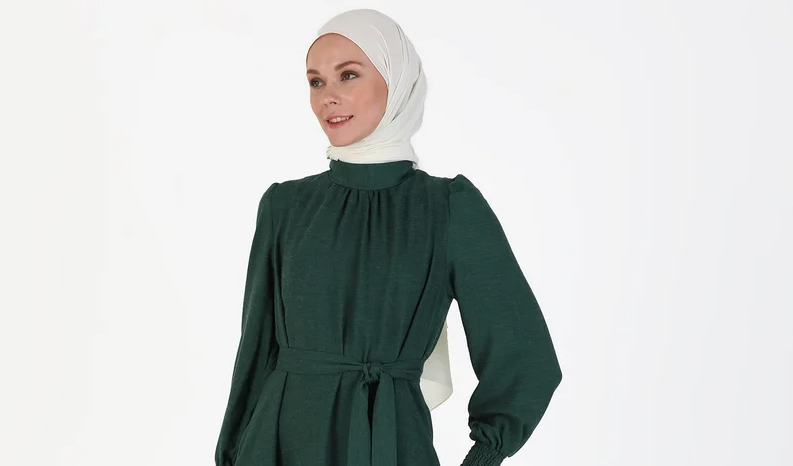 baju-hijau-botol-cocok-dengan-7-warna-jilbab-ini,-bikin-kamu-tampil-fashionable!