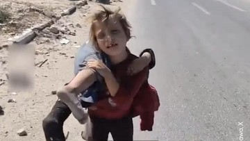 pilu,-seorang-anak-di-gaza-berjalan-gendong-adiknya-yang-terluka,-demi-cari-pertolongan-medis!