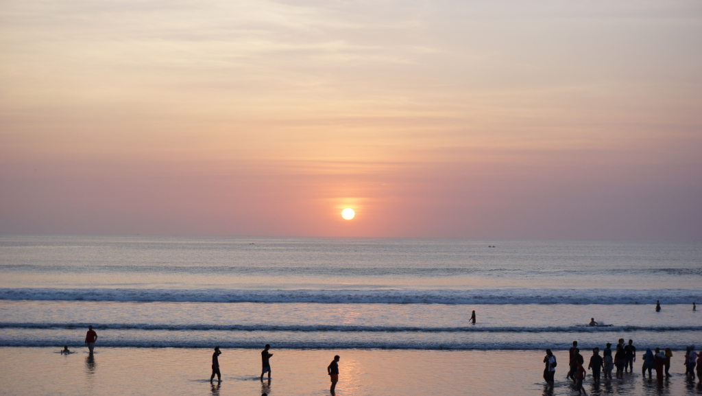 8-pantai-sunset-di-bali-yang-cocok-untuk-menikmati-senja,-suasananya-romantis-banget!