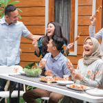 6 cara menjaga kesehatan otak di usia 20-30an: Rajin bersosialisasi bantu rawat ingatan