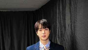 5-potret-jin-bts-kenakan-outfit-serba-gucci-di-happy-special-stage,-ada-yang-custom-made!
