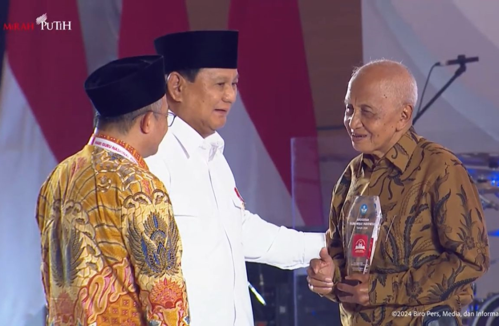 menginspirasi-lewat-tiktok,-“mbah-guru-matematika”-dapat-penghargaan-anugerah-guru-hebat-2024