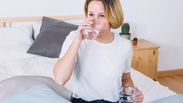 8-manfaat-minum-air-putih-setelah-bangun-tidur-bagi-tubuh