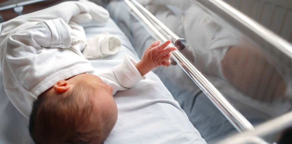 kenapa-tidak-boleh-sembarangan-cium-bayi?