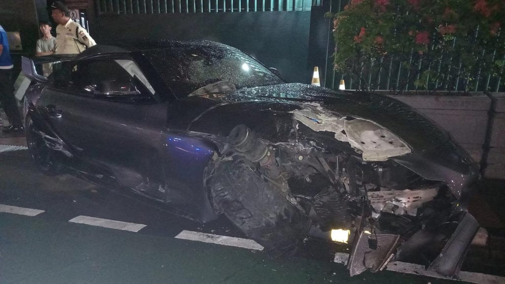 mobil-toyota-supra-tabrak-trotoar-di-jalan-thamrin
