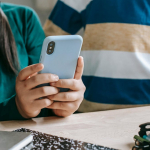 Wacana pembatasan usia anak untuk akses media sosial: Butuh persiapan dan regulasi matang