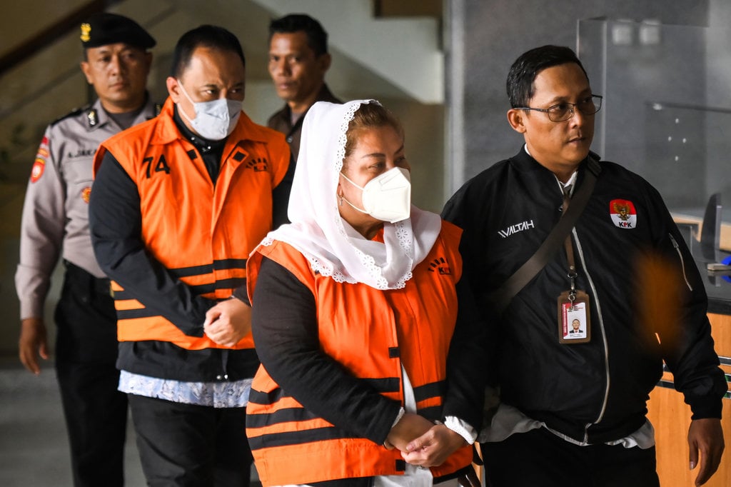 jadi-tersangka-3-kasus,-mbak-ita-&-suaminya-terima-duit-rp6-m