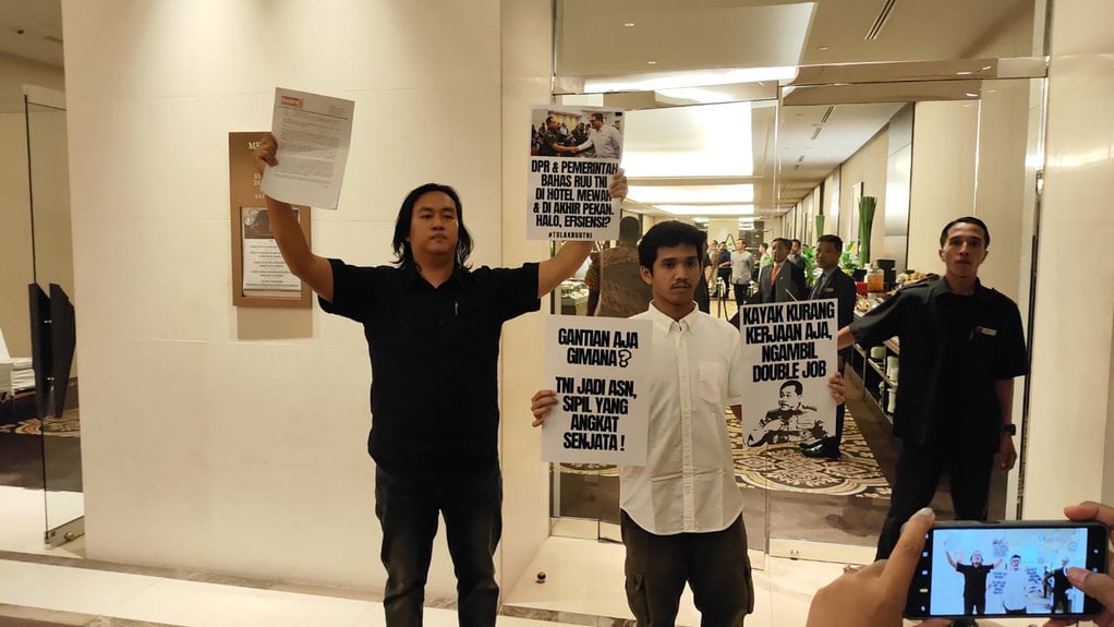 kontras-geruduk-rapat-tertutup-revisi-uu-tni-di-hotel-mewah