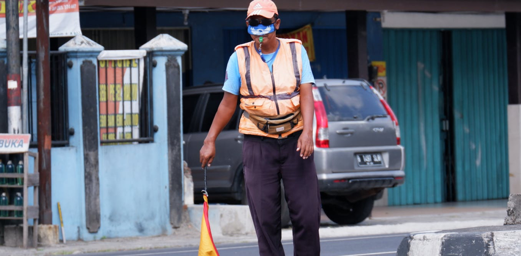 ‘love-hate-relationship’-dengan-pak-ogah:-membantu-atau-mengganggu-lalu-lintas?