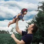 Menurut Studi, Inilah Alasan Kenapa Ayah Lebih Sayang ke Anak Perempuan Ketimbang Laki-Laki!