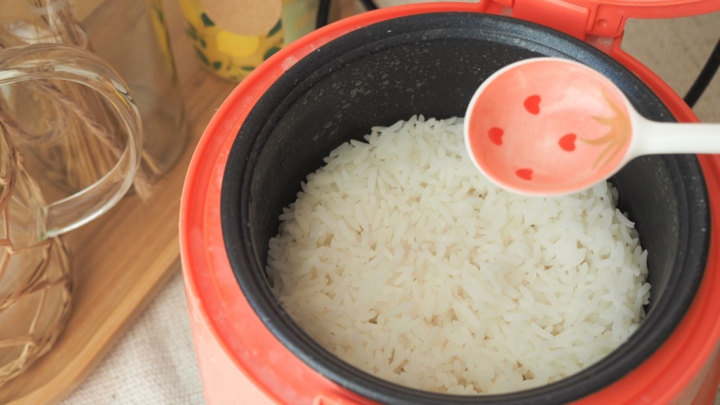 5-cara-masak-nasi-biar-matang-sempurna:-pemula,-anak-kos,-&-anak-perantauan-merapat!