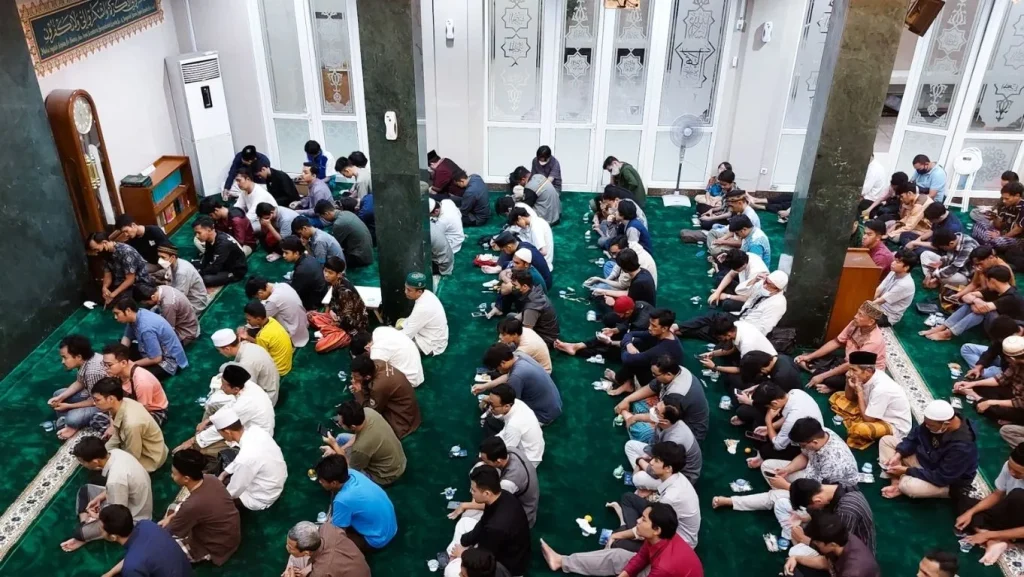 7-contoh-teks-ceramah-tarawih-ramadan-yang-relevan-dengan-kehidupan-saat-ini!