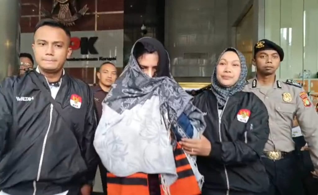 resmi-berompi-oren,-bupati-pekalongan-fadia-bantah-kena-ott