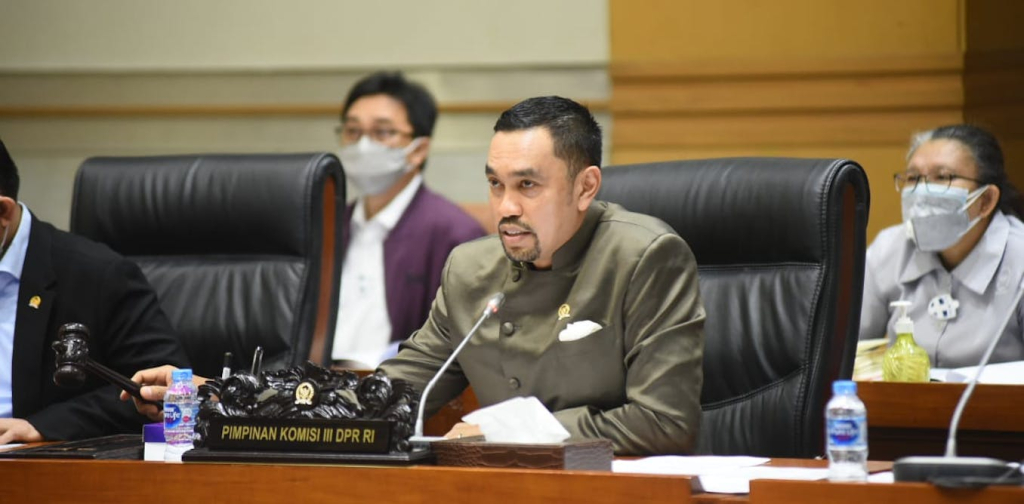 budaya-politik-tak-tahu-malu:-mengapa-politikus-bermasalah-enggan-mundur-dari-jabatannya?