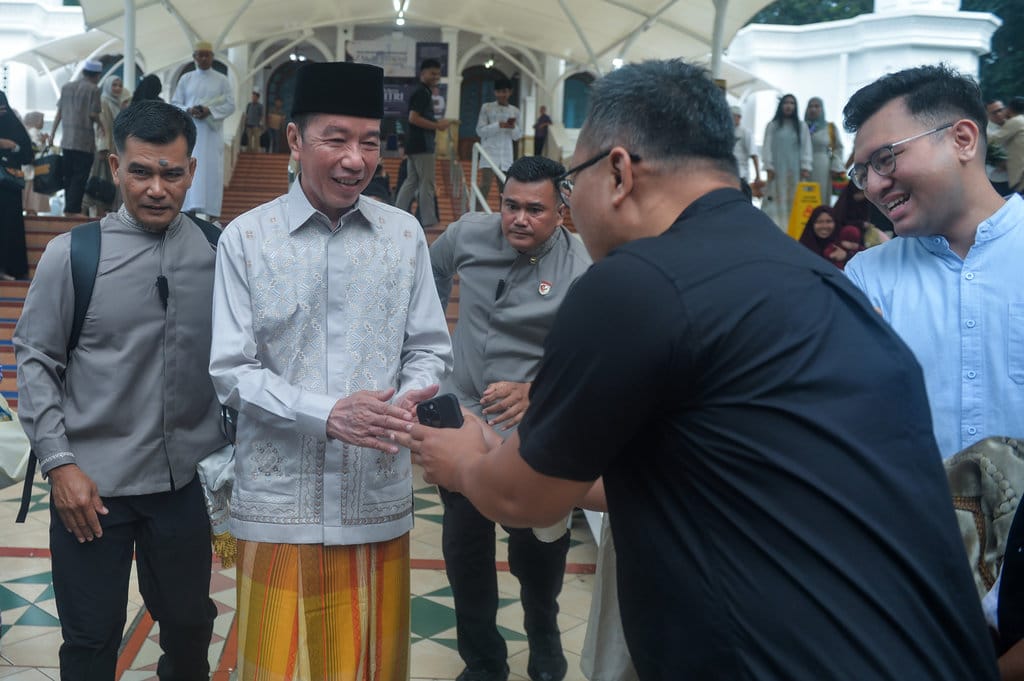 jokowi-kumpul-bareng-keluarga-di-rumah-gibran-usai-salat-id