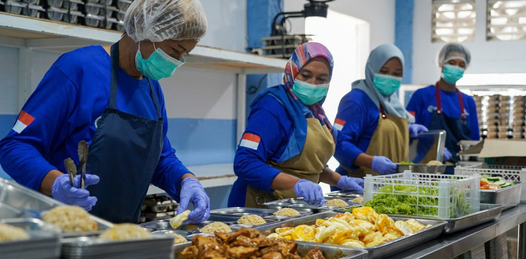 keracunan-massal-pada-mbg:-akibat-aturan-keamanan-pangan-hanya-formalitas?