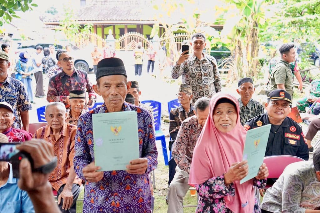 mbah-tupon-sujud-syukur-usai-sertipikat-tanah-kembali