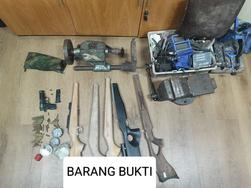 resmob-bareskrim-polri-tangkap-dua-pelaku-penjualan-senpi-ilegal