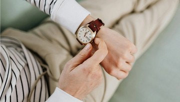 cara-menyesuaikan-jam-tangan-dengan-bentuk-tangan