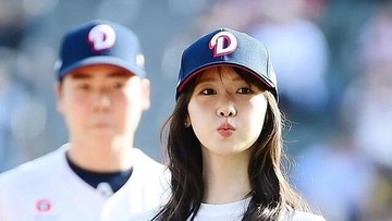 intip-6-pesona-yoona-girls-generation-saat-lempar-first-pitch-untuk-doosan-bears