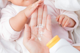 5-rekomenasi-bedak-padat-untuk-bayi-yang-aman-di-kulit-sensitif