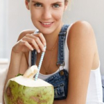 manfaat-minum-air-kelapa-saat-cuaca-panas