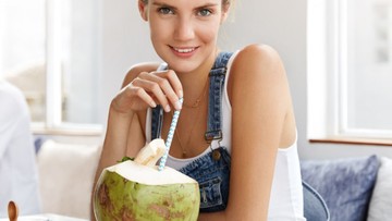 manfaat-minum-air-kelapa-saat-cuaca-panas