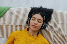 13-rekomendasi-lagu-santai-yang-enak-didengar,-bikin-harimu-lebih-chill!