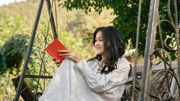 ciri-kepribadian-orang-yang-suka-membaca-buku-fisik