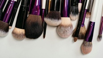 tips-membersihkan-brush-makeup
