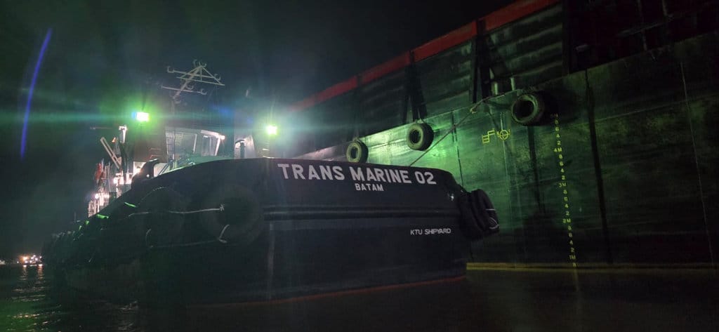 tongkang-lepas-jangkar-di-sungai-musi,-tabrak-rumah-dan-dermaga