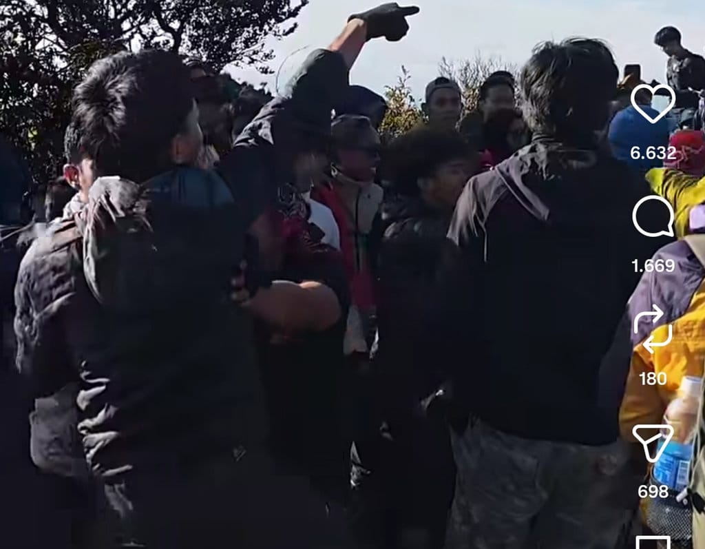 viral-keributan-di-puncak-gunung-lawu-akibat-berebut-spot-foto