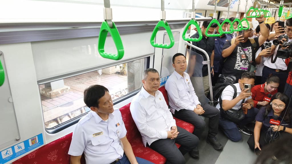 menhub-dirut-kai-naik-krl-ke-cikarang,-layanan-kembali-normal