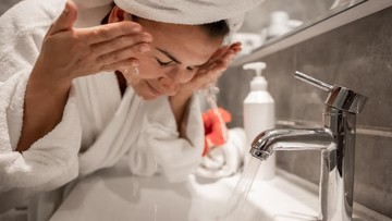 beaupicks:-5-rekomendasi-first-cleanser-untuk-travelling,-tetap-bersih-dan-antiribet!